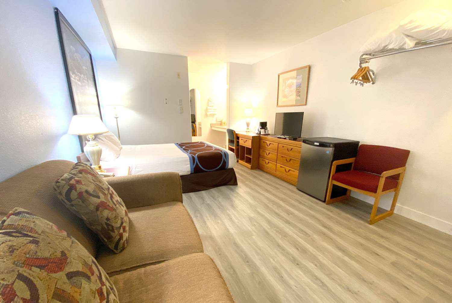 Super 8 by Wyndham Sicamous 7/23