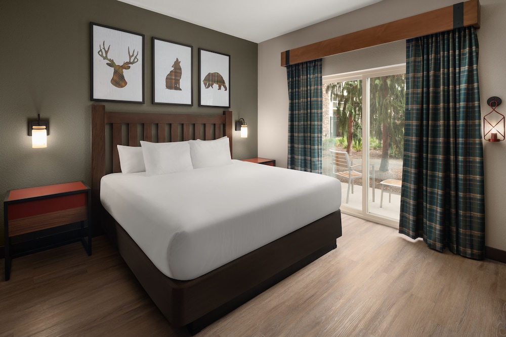 Grizzly Bear, 1 King and 2 Queen Beds, Sofa
