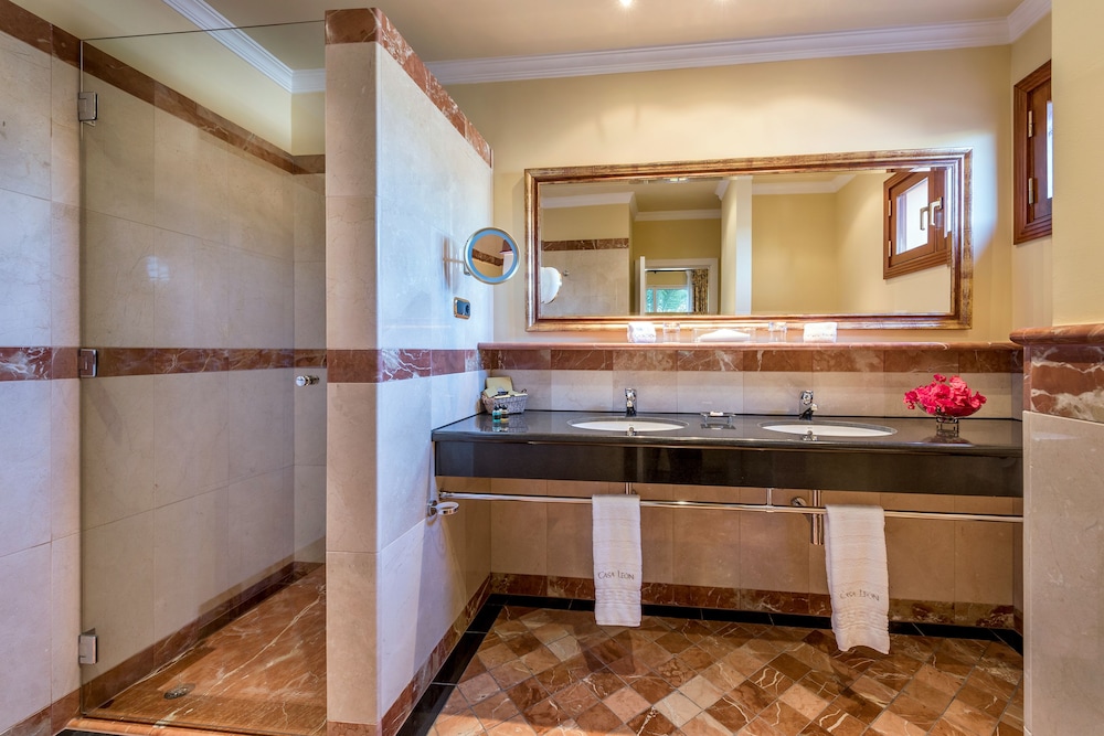 Casa Leon 50/50