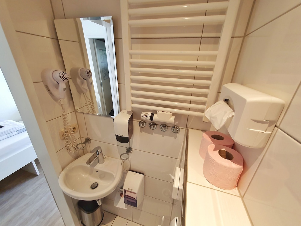 B & L Hostel 48/50