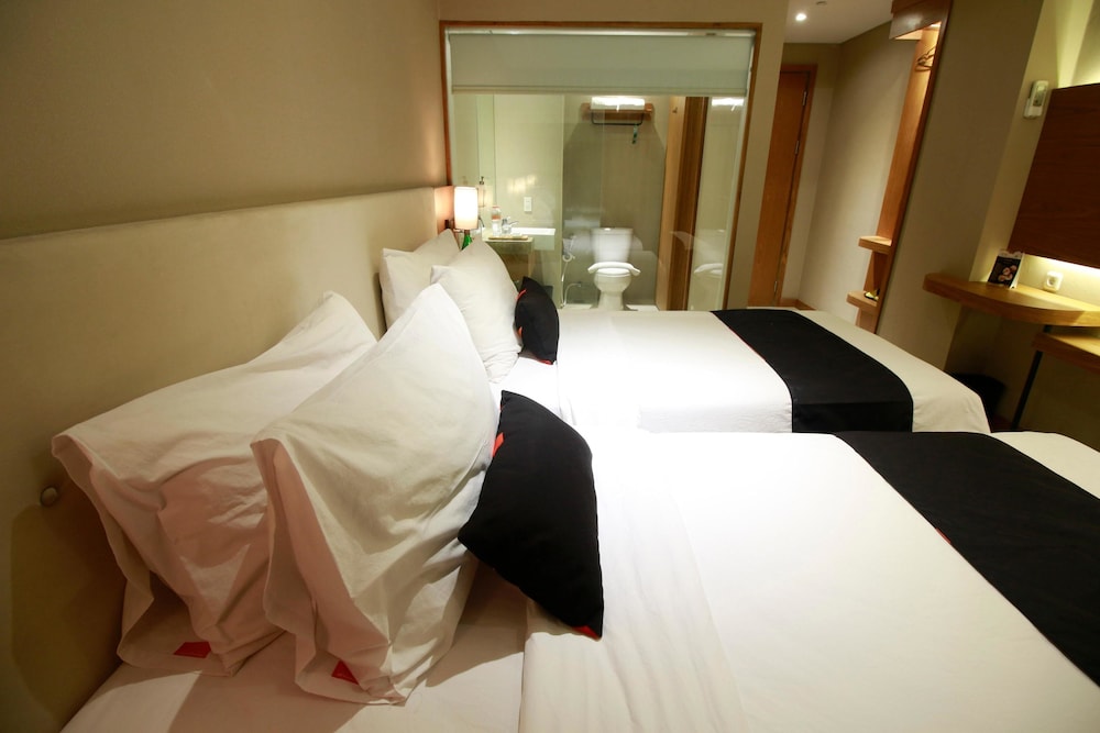 Yellow Star Ambarukmo Hotel 25/42