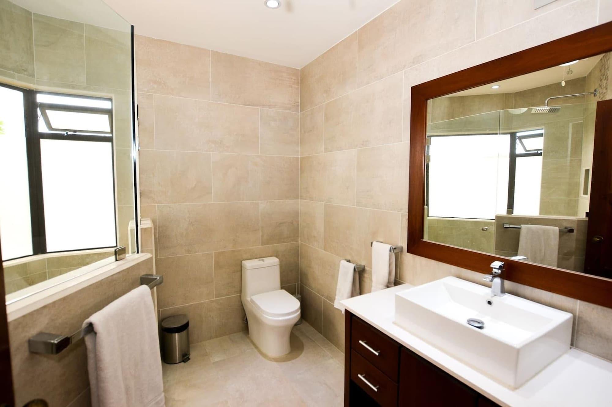 Spectacular - Spacious unit in Flamingo in front of the beach 32/34