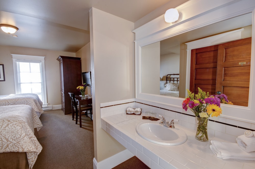 Sacajawea Hotel 30/50