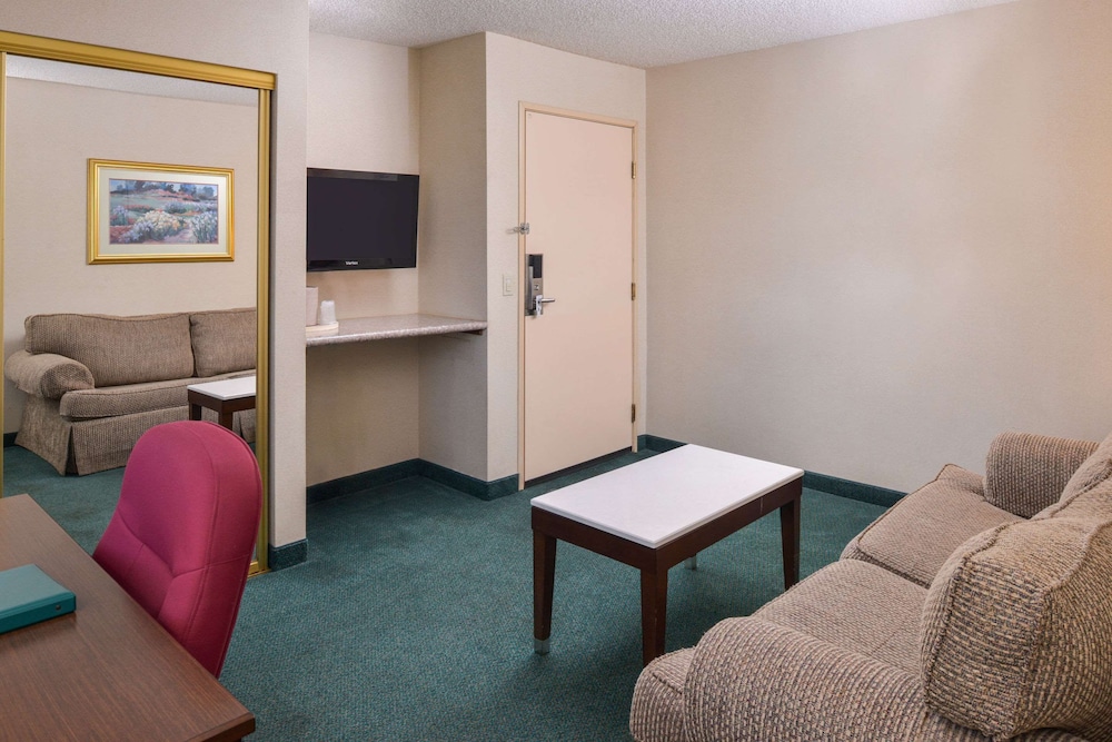 Quality Inn & Suites Walnut - City Of Industry 21/27