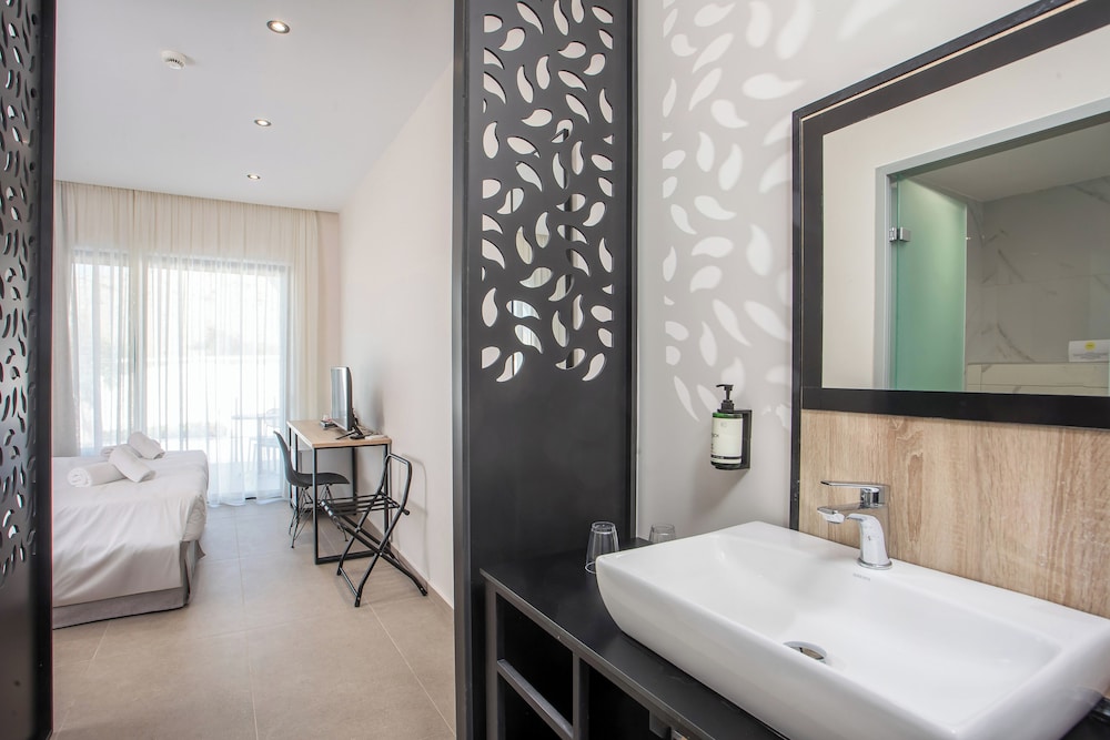 Ellia Hotel 50/50
