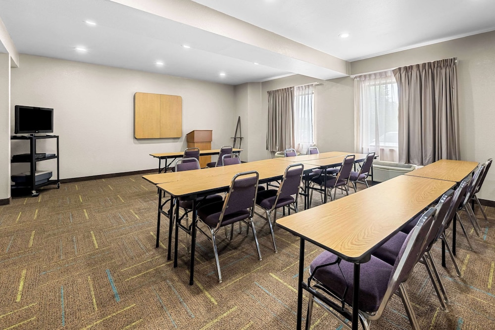 Sleep Inn and Suites Kingsport TriCities Airport 37/50