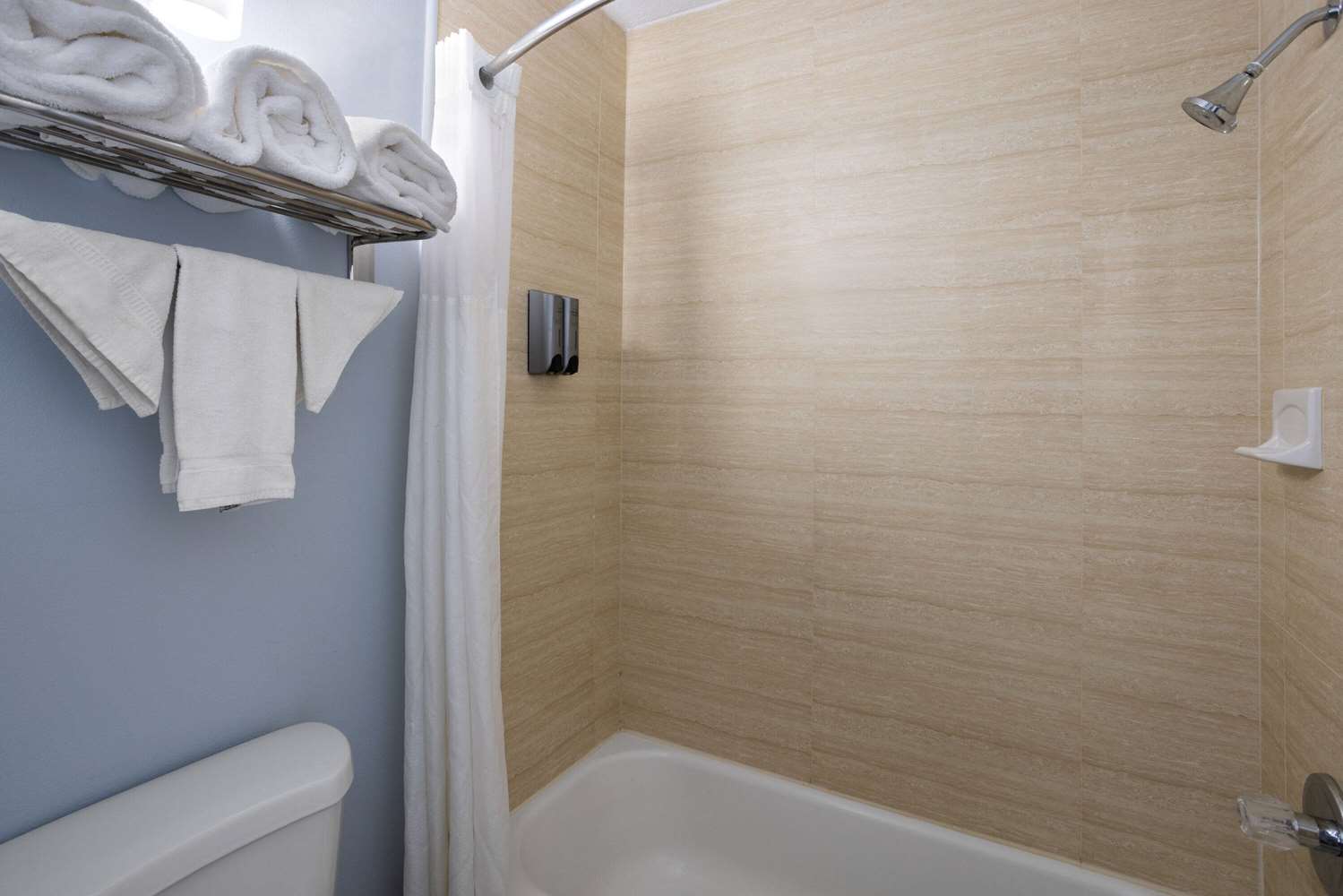 Days Inn by Wyndham Queensbury/Lake George 37/38
