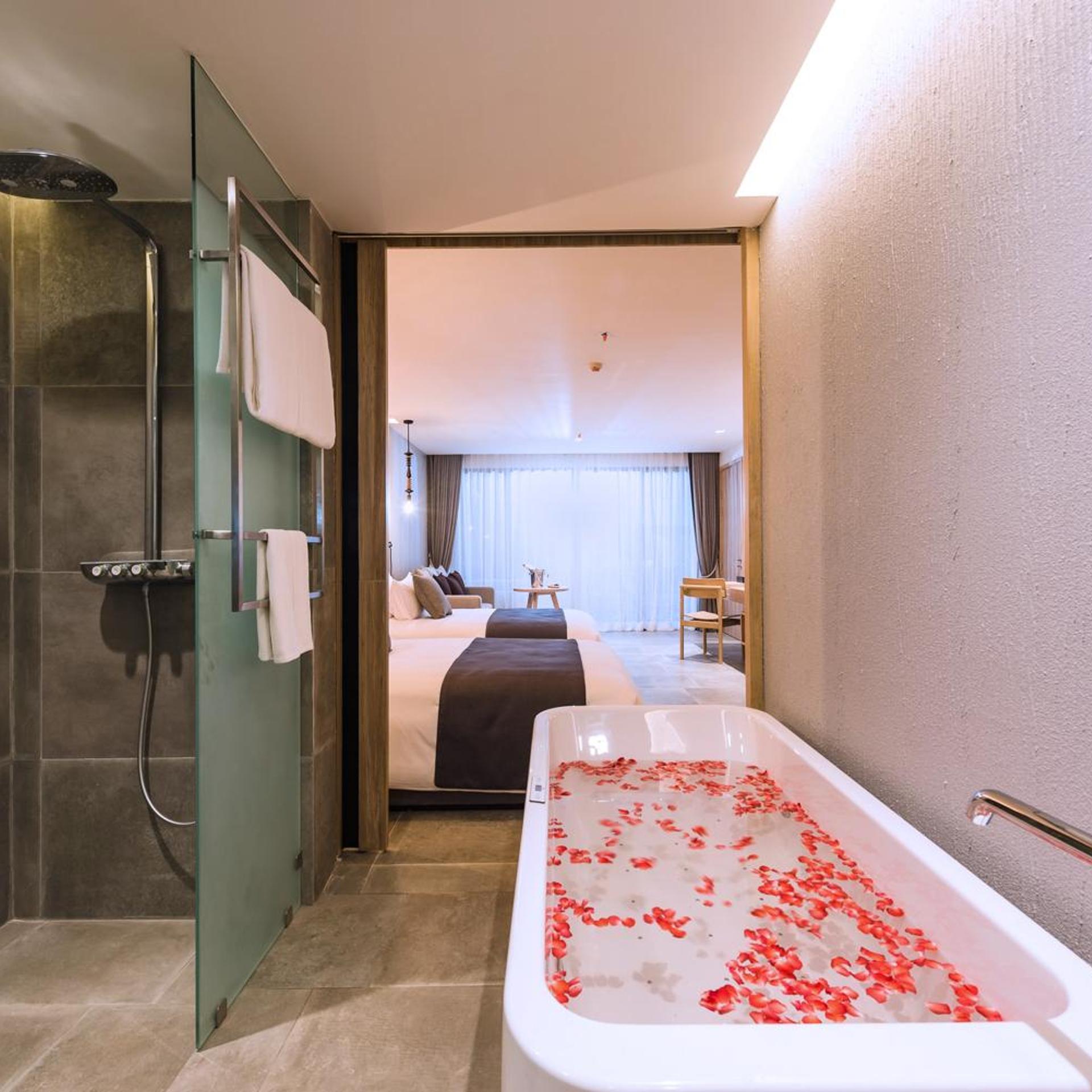 Deluxe, Twin Beds, Pool Side 4/6