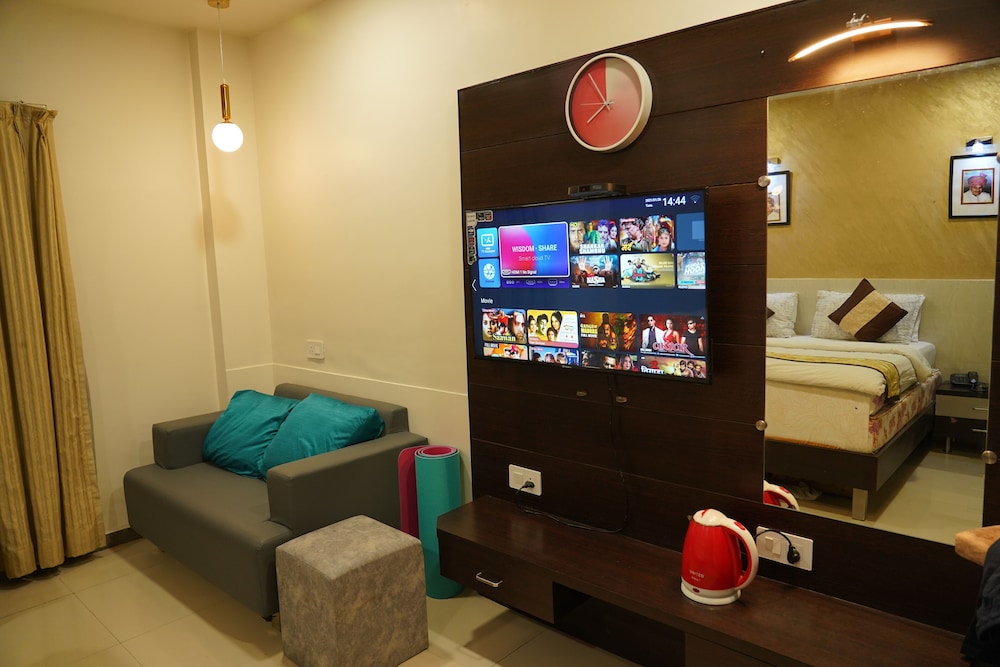 OYO Premium Paldi Cross Road 64/75