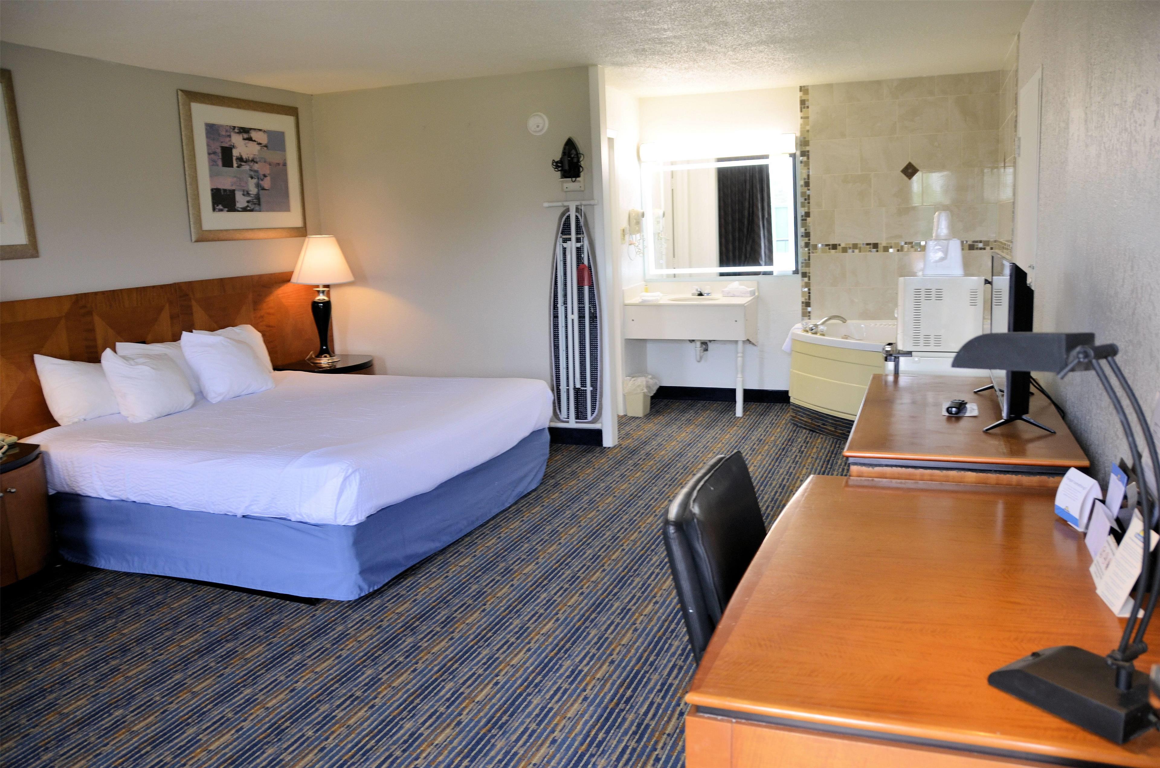 غرفة ديلوكس بسرير كينج، Days Inn by Wyndham Luray Shenandoah 3/6