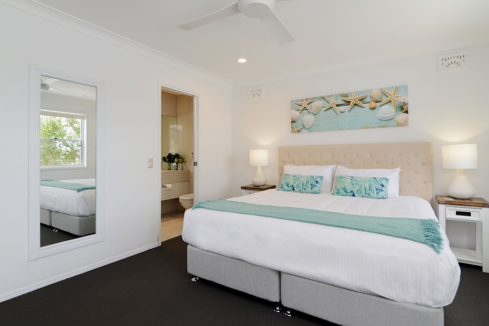 3 Bedrooms, Deluxe, Twin Beds, King and Queen Bed, Water Front