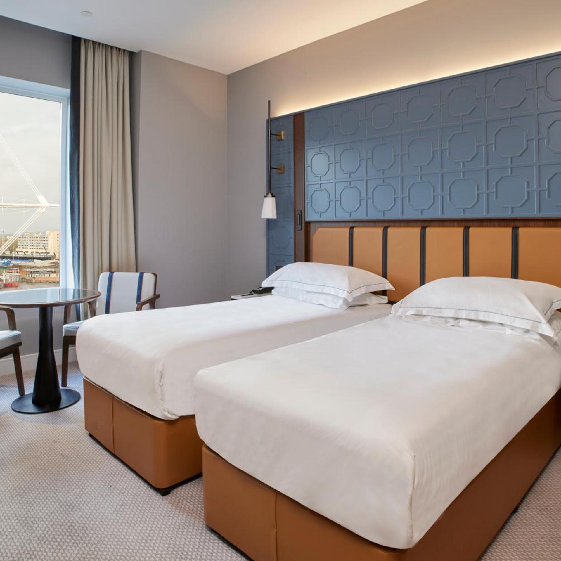 DELUXE, TWIN BEDS