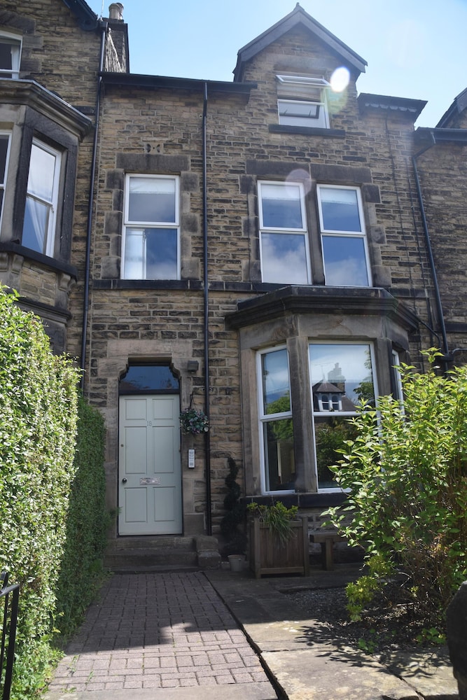 Harrogate Elite Living 2/49