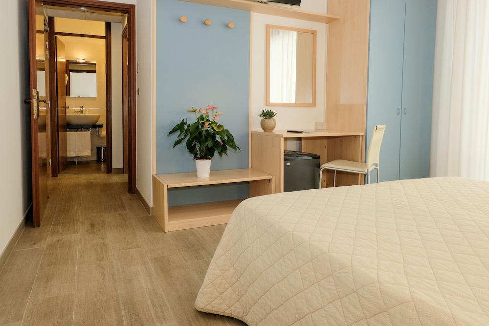 2 BEDROOMS, CONNECTING, STANDARD, TRIPLE, PARTIAL SEA VIEW