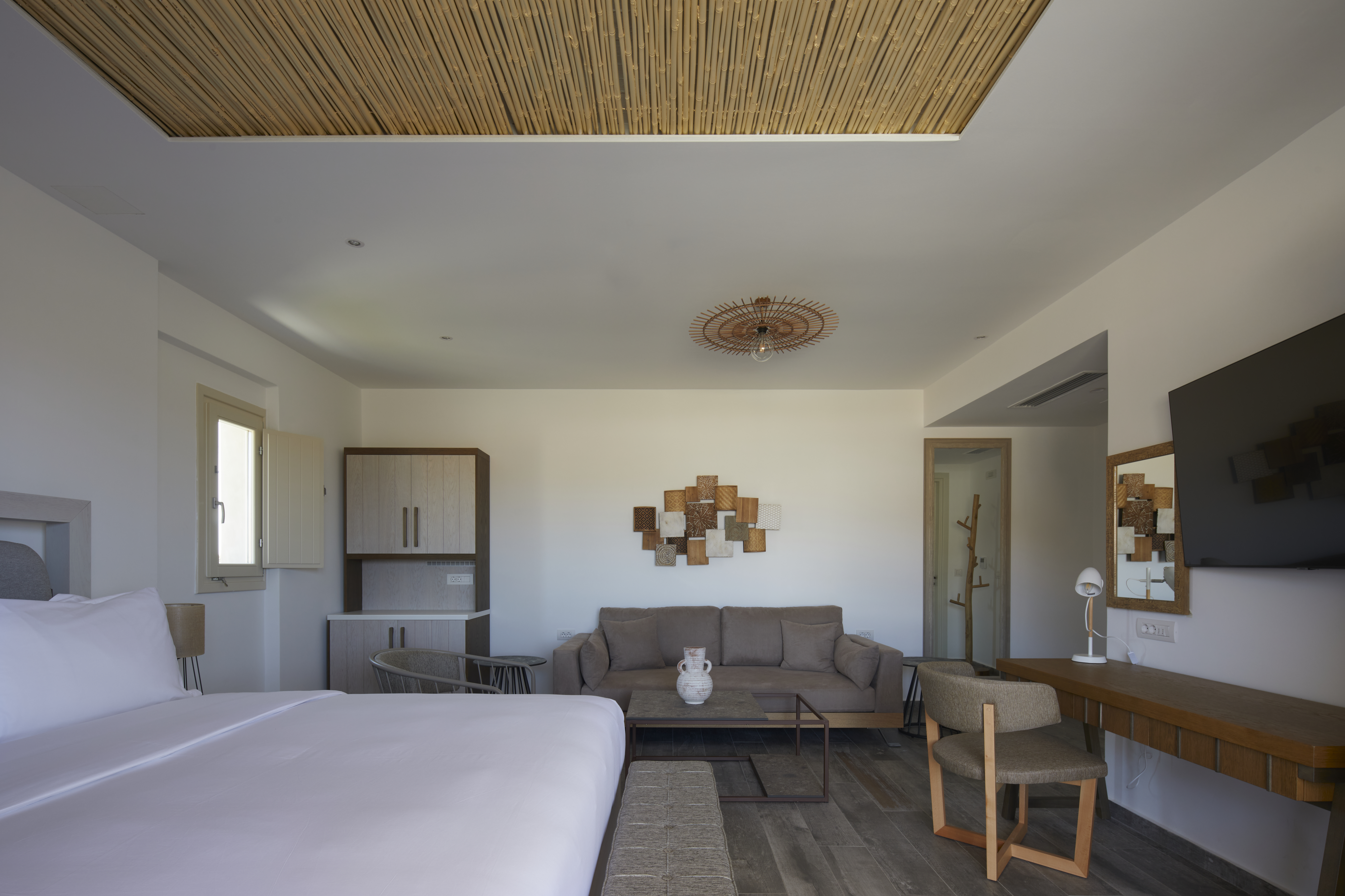 جناح جونيور بسرير كينج بجاكوزي، Sea Breeze Santorini Beach Resort, Curio by Hilton 3/6