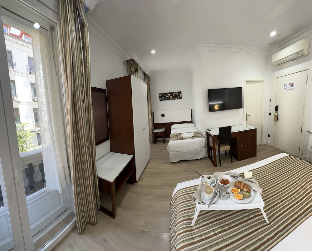 Hostal Abadia 28/50