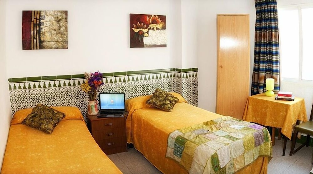 ROOM, TWIN BEDS