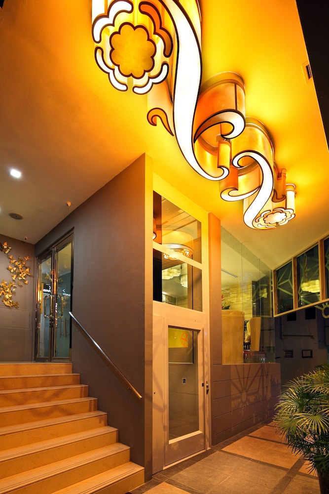 HOTEL CLOVER 5 HONGKONG STREET 9/37