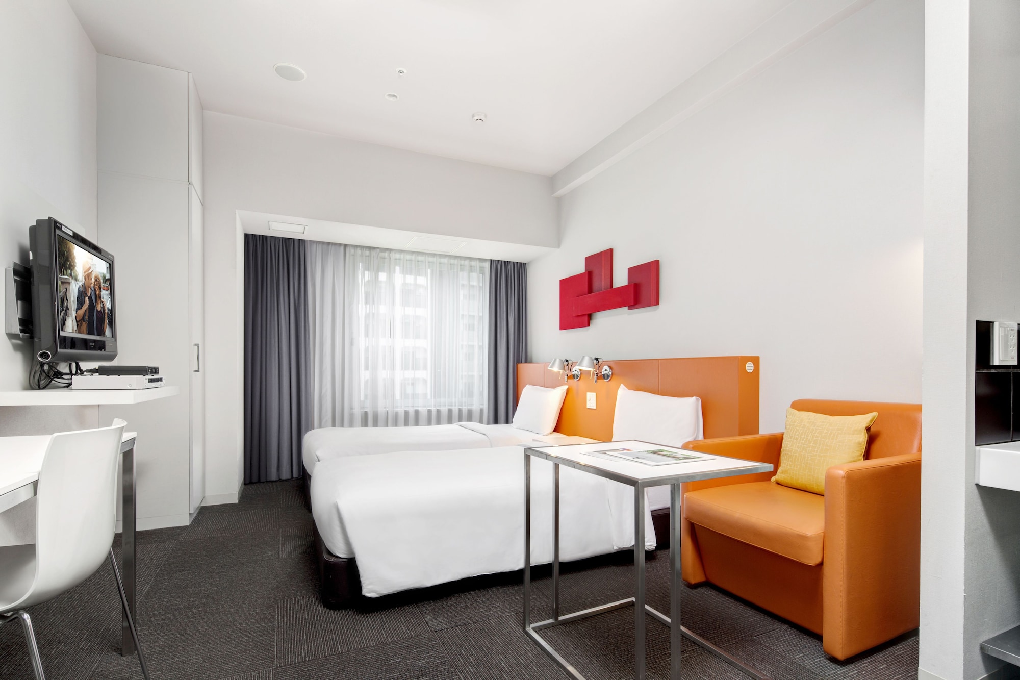 STUDIO, TWIN BEDS