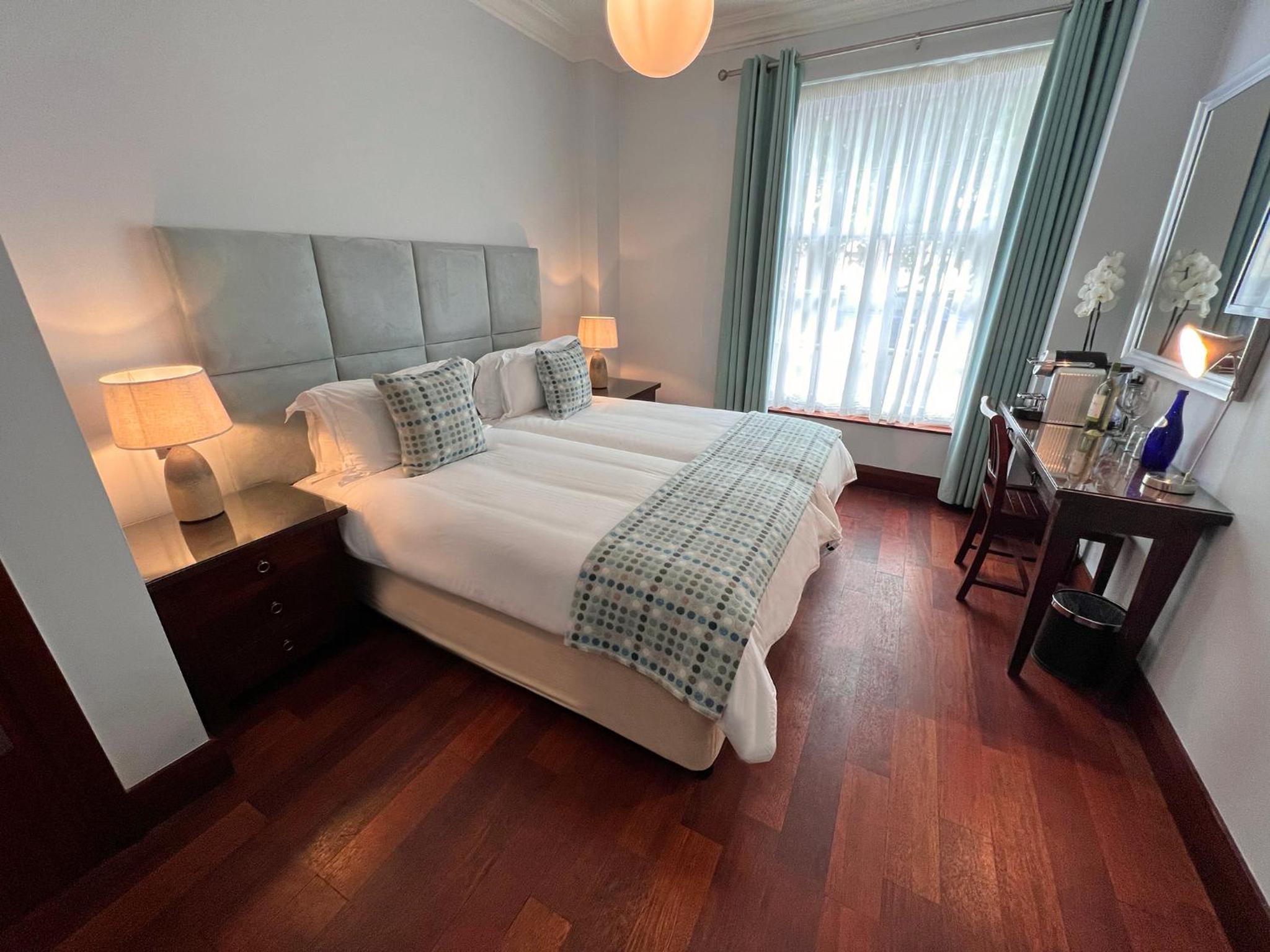 Town House, Twin Beds