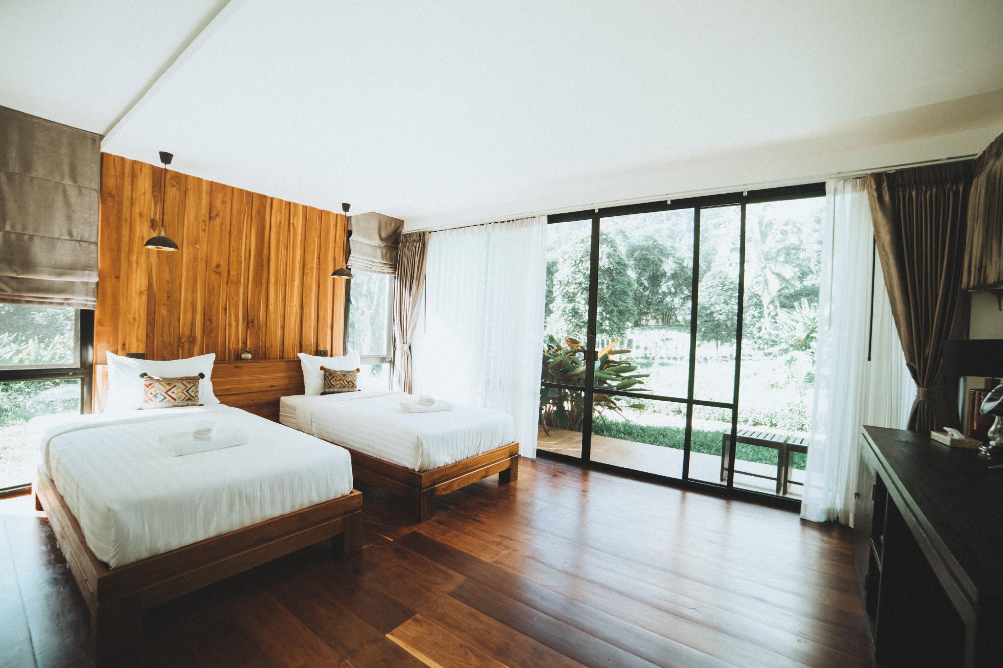 Room, Garden and Mountain View