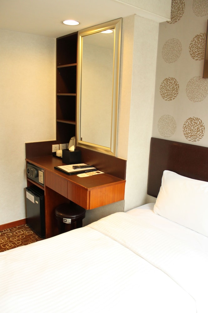 Lander Hotel Prince Edward 16/32
