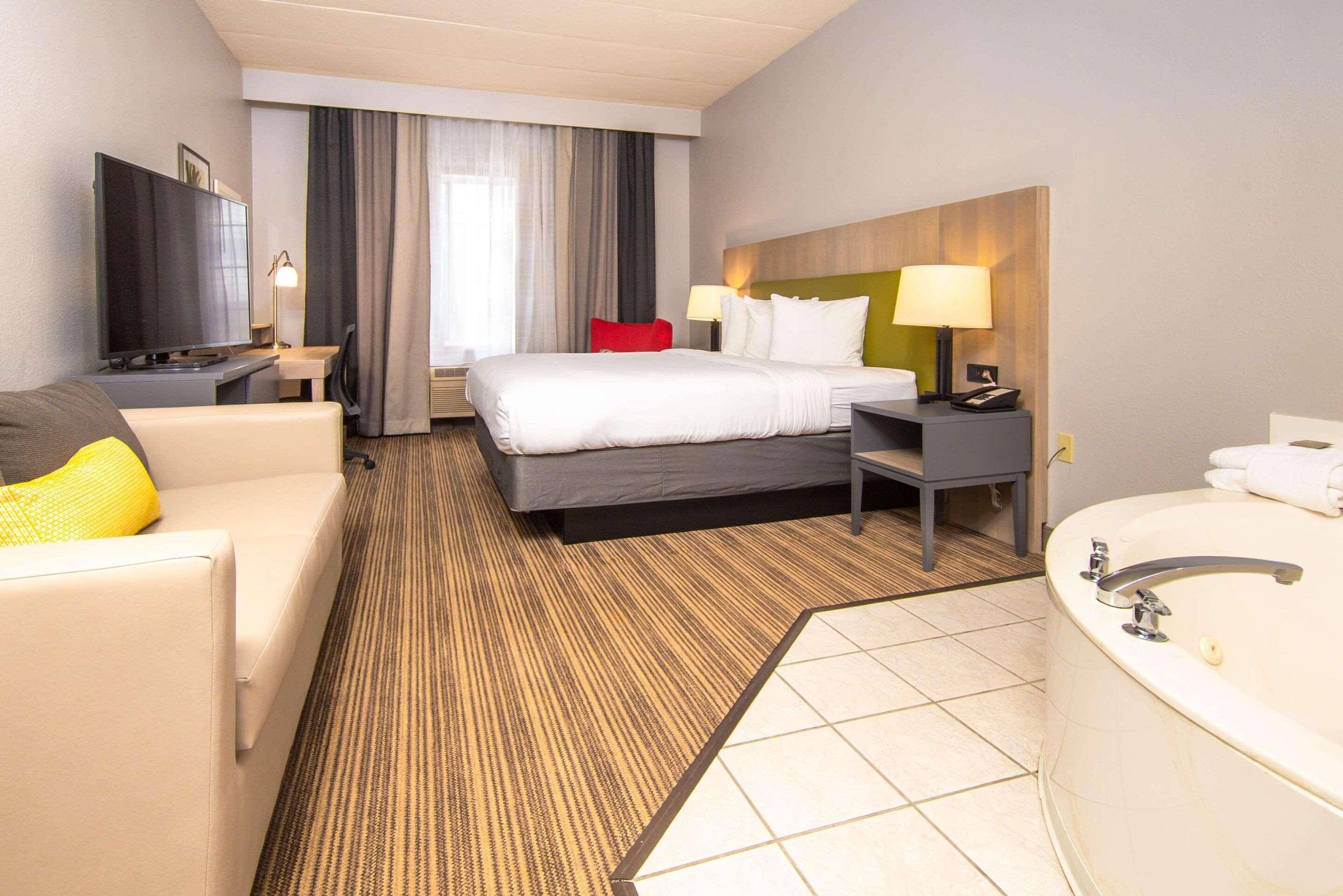 SUITE, KING BED, ACCESSIBLE
