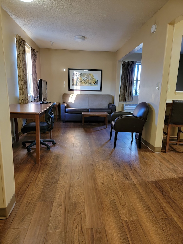 Suburban Studios Cary - RDU Airport 20/31