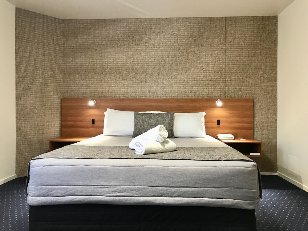 Ventura Inn Suites Hamilton 6/25