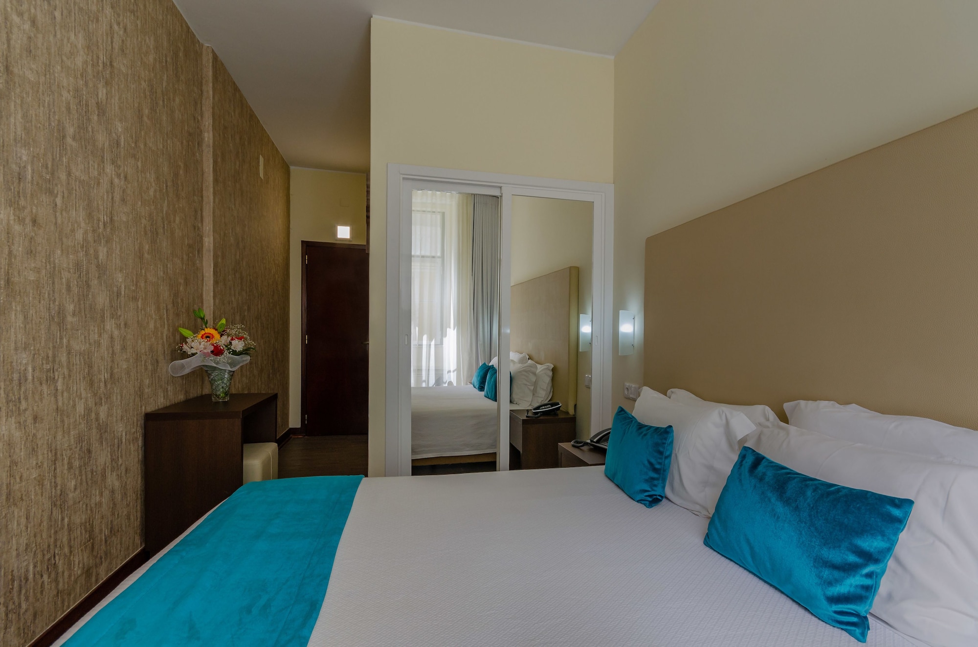 ROOM, DOUBLE BED