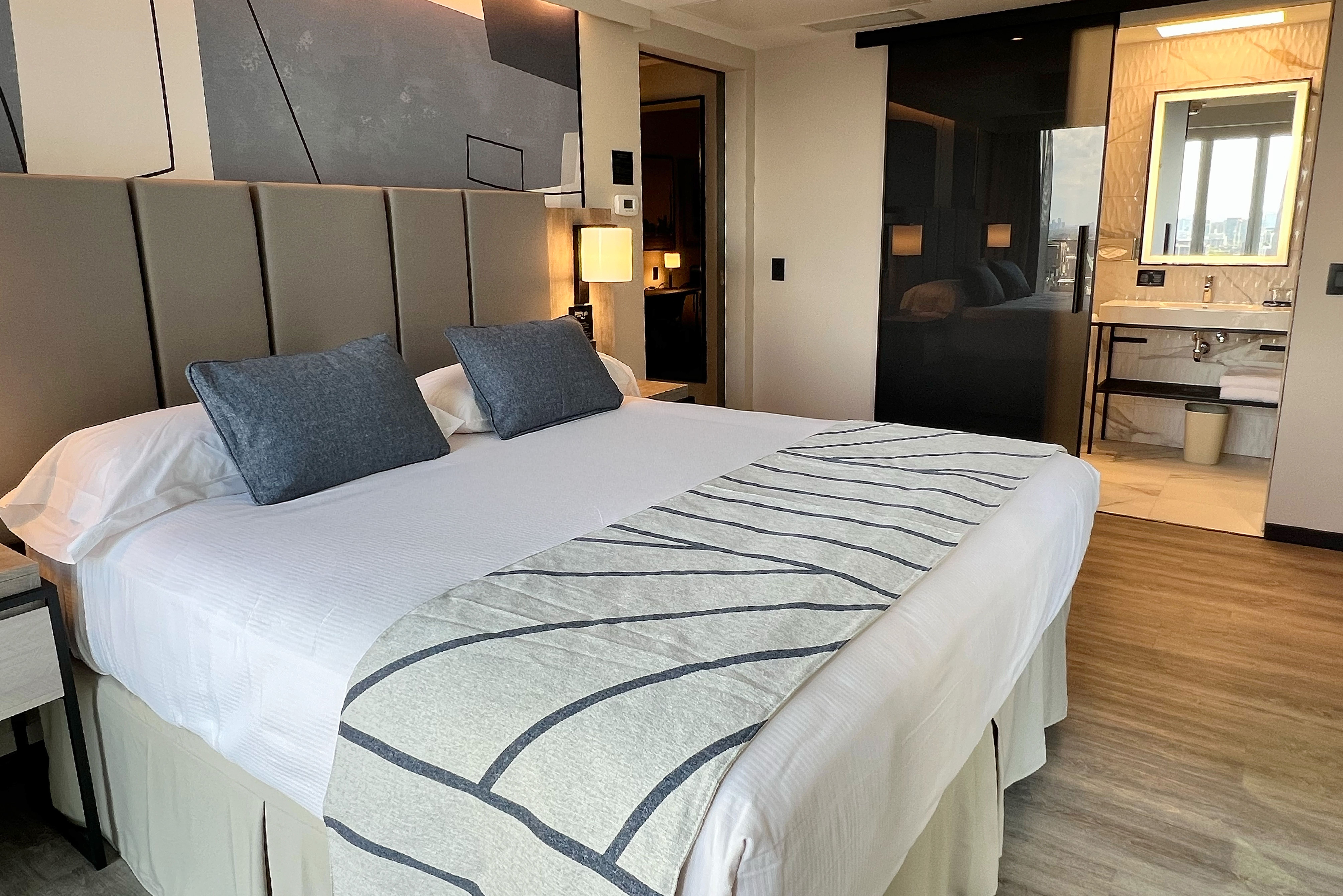 Senior, Suite, King Bed