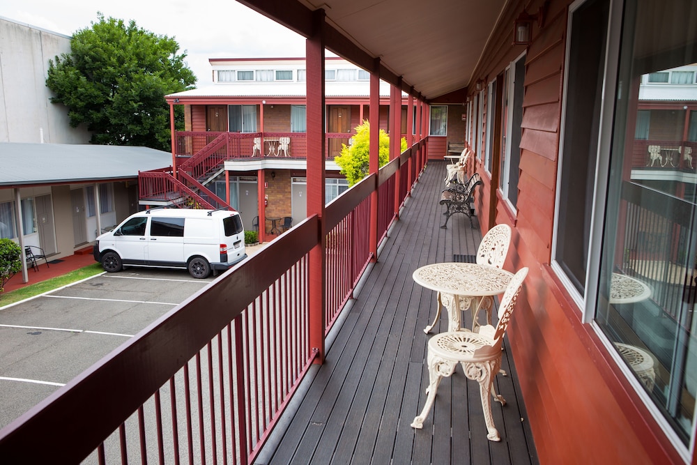 DOWNS MOTEL 6/35