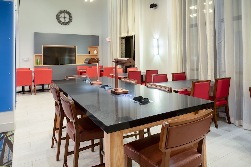 Holiday Inn Express & Suites Phoenix - Glendale Sports Dist 51/63