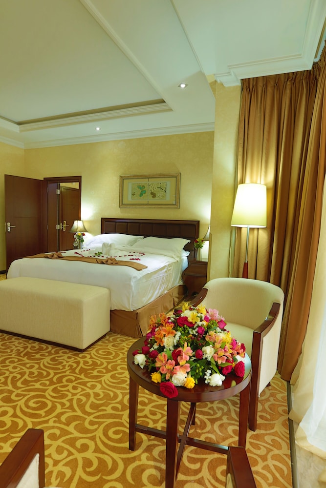 Capital Hotel And Spa 29/76