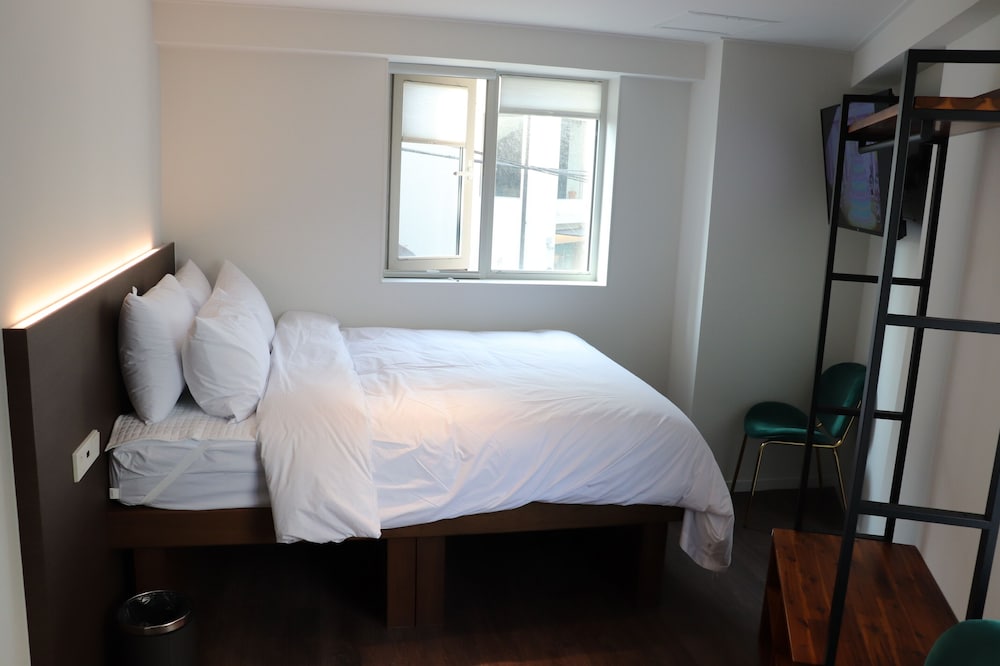 Itaewon Inn 10/90