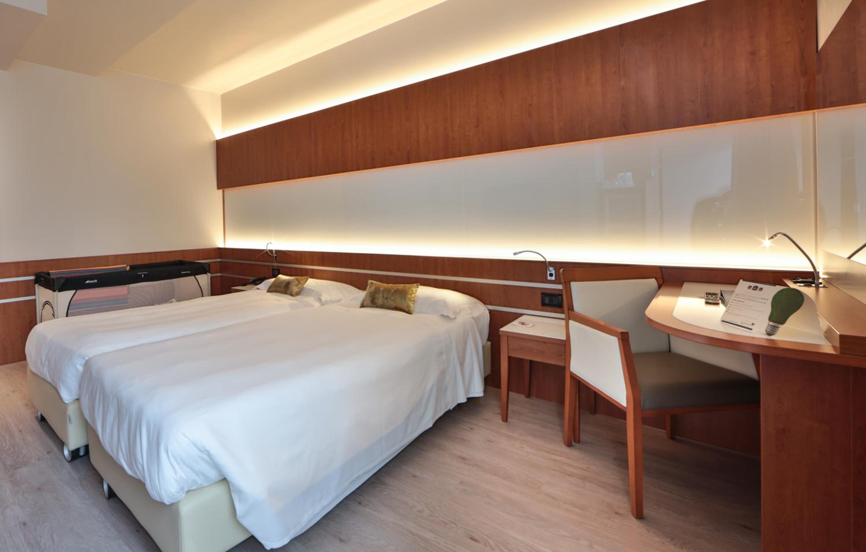 غرفة كومفورت ثلاثية بسرير فردي، Best Western Hotel Madison 4/8