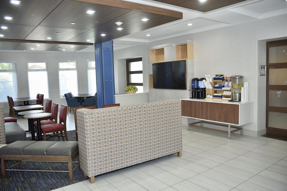 HOLIDAY INN EXPRESS WINDSOR SONOMA WINE COUNTRY 15/50