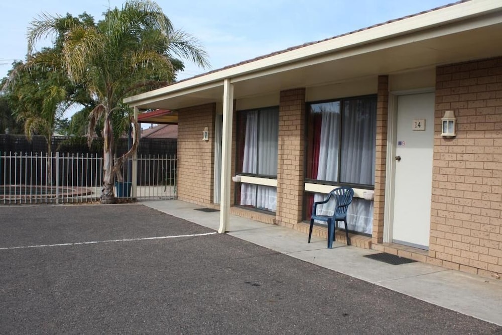 COUNTRY HOME MOTOR INN 25/28