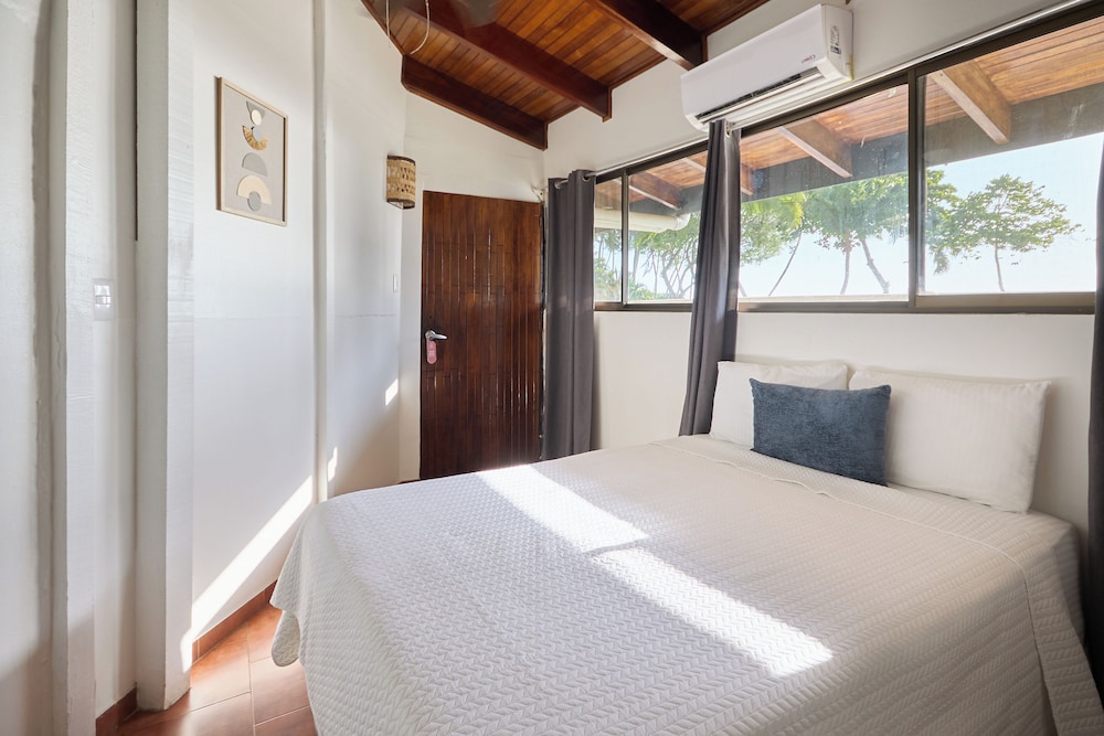 Perla de la Playa Beachfront Hotel 12/48