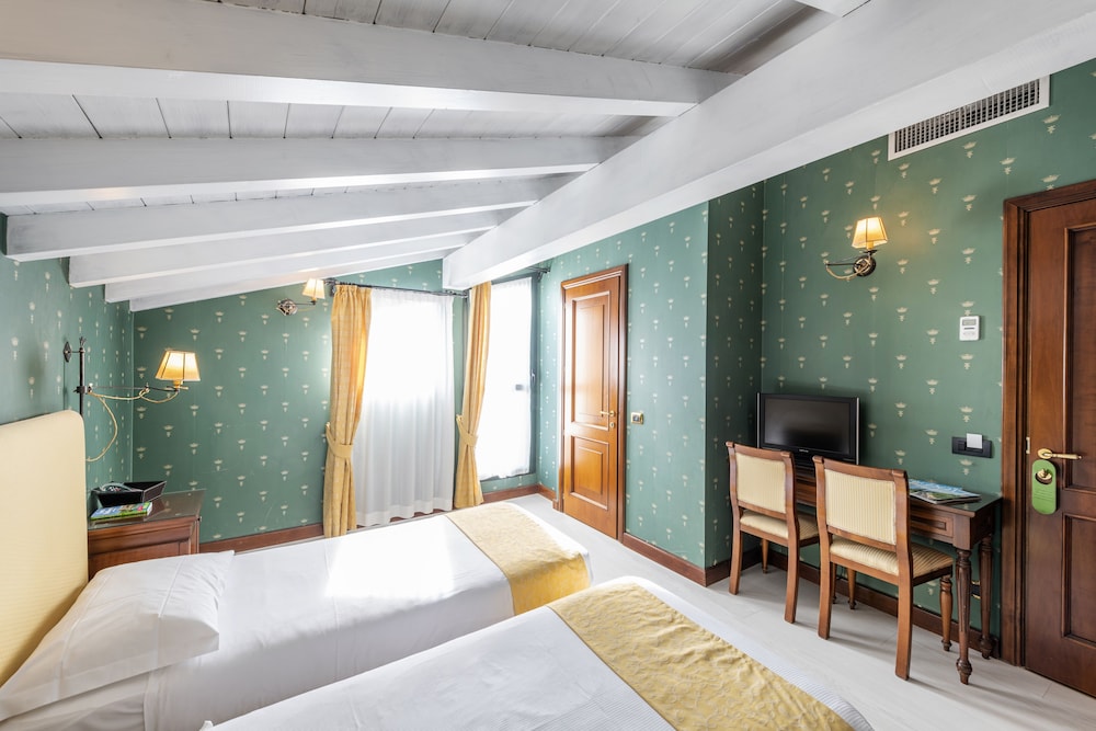 Hotel Du Lac 4/43