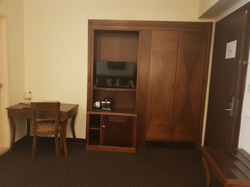 Madisson Hotel 53/60