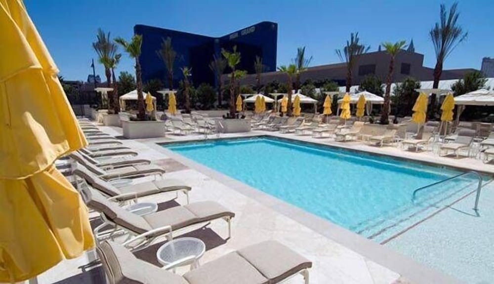 Jet Luxury Resorts @ The Signature Condo Hotel 60/69