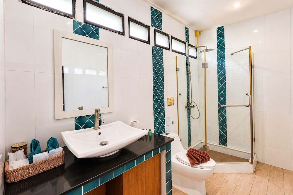 Phi Phi Long Beach Resort & Villa 50/50