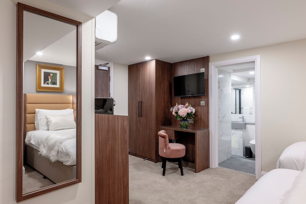 Castleton Hotel 60/61