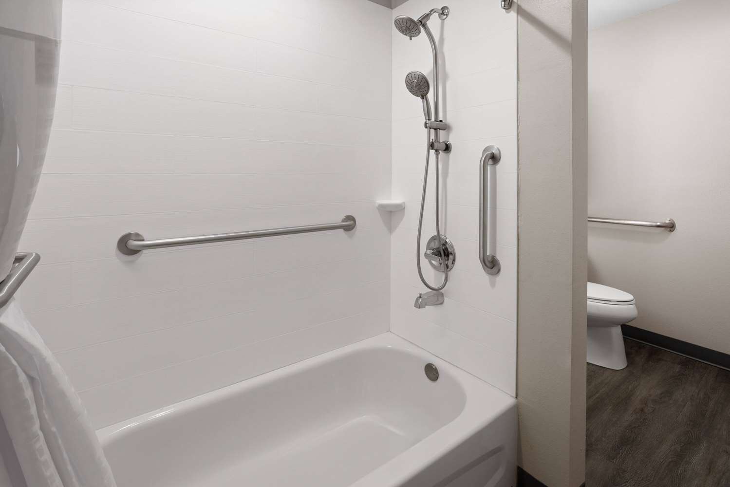 Microtel Inn & Suites by Wyndham Raleigh Durham Airport 30/32