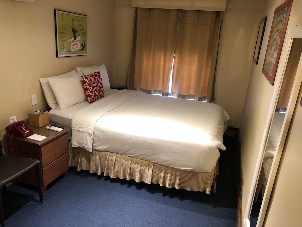 Chelsea Pines Inn 21/77