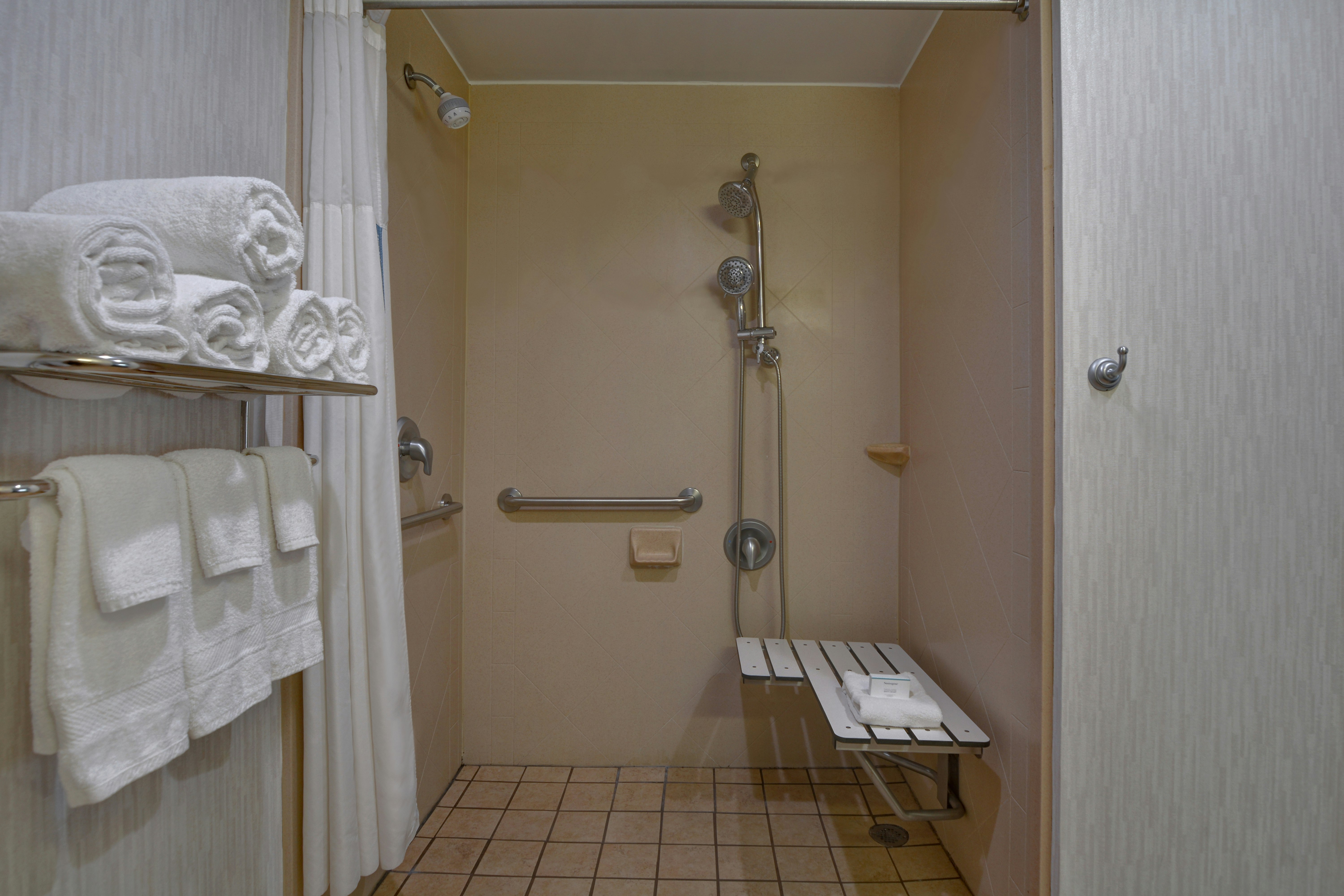Studio, 2 Queen Beds, Accessible