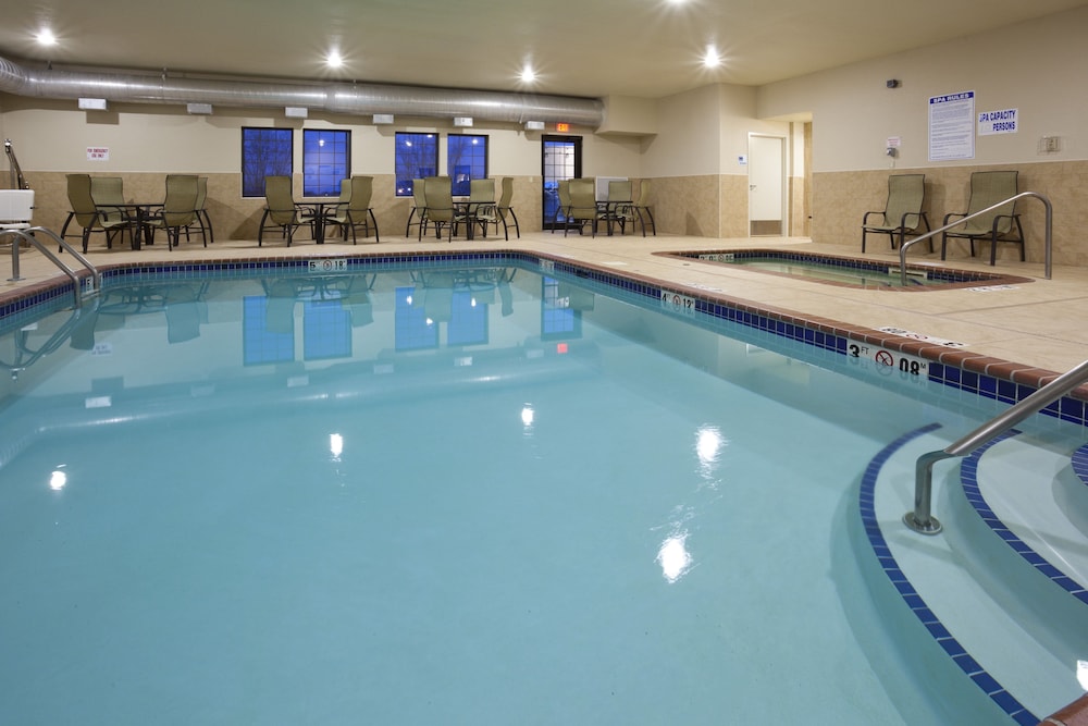 Holiday Inn Express Suites Willmar 9/50