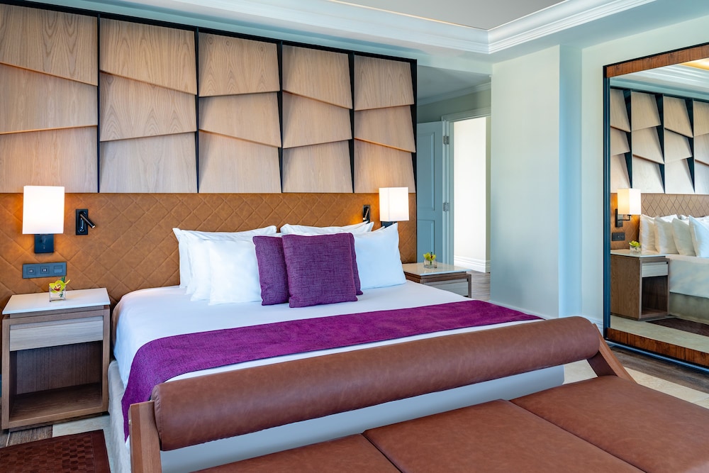 1 Bedroom, Grand, Suite, King Bed, Ocean Front, Sofa