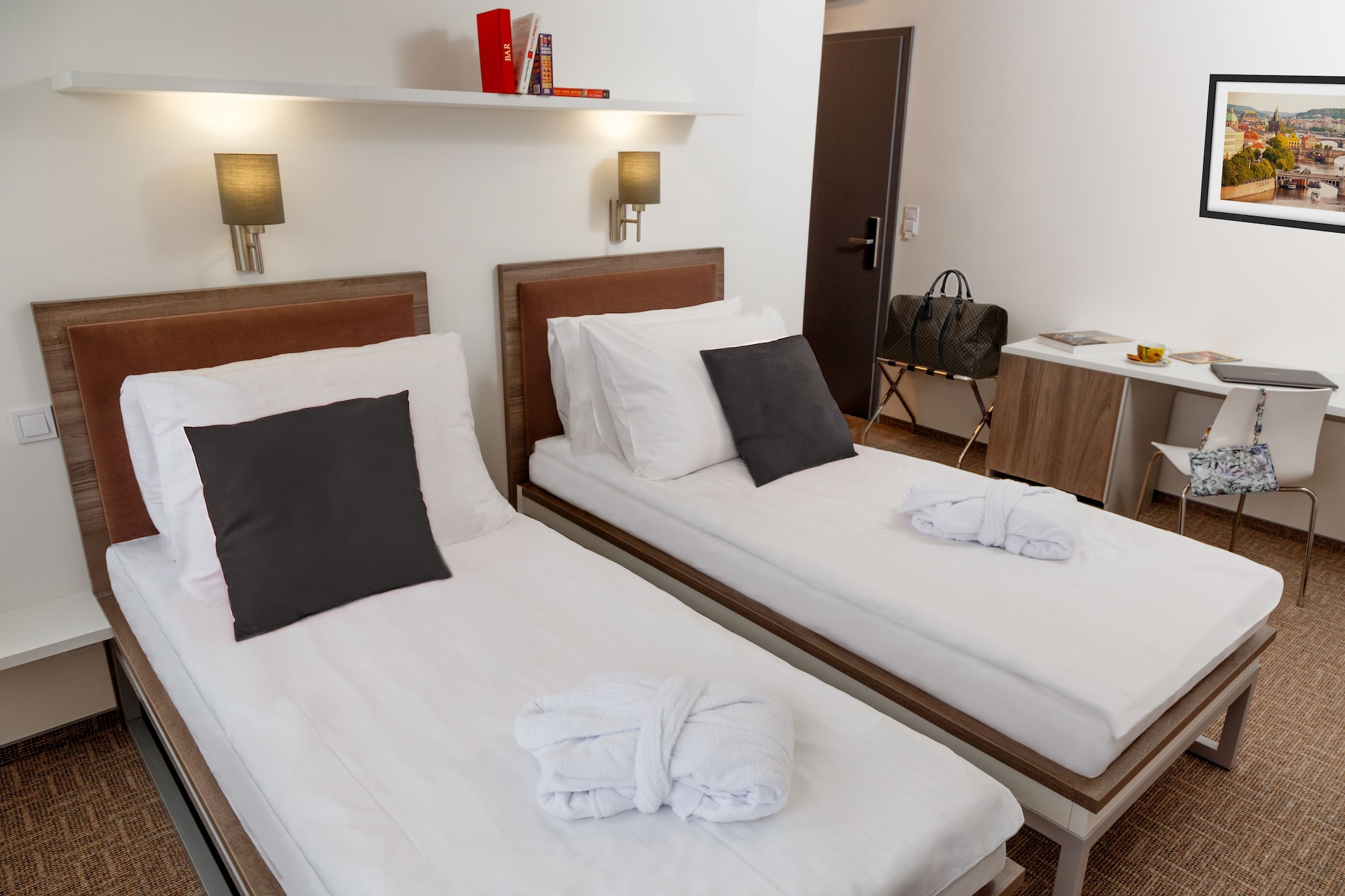 ROOM, DOUBLE BED